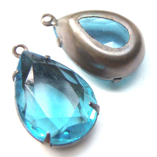 Aqua 18mm x 13mm Vintage Glass Pear Jewels 